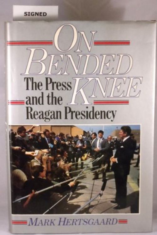 Cover Art for 9780374251970, On Bended Knee: The Press and the Reagan Presidency by Mark Hertsgaard