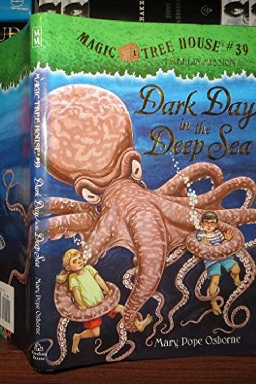Cover Art for 9780375837319, Magic Tree House #39: Dark Day In The Deep Sea by Mary Pope Osborne