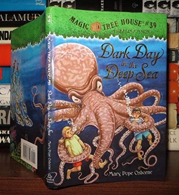 Cover Art for 9780375837319, Magic Tree House #39: Dark Day In The Deep Sea by Mary Pope Osborne