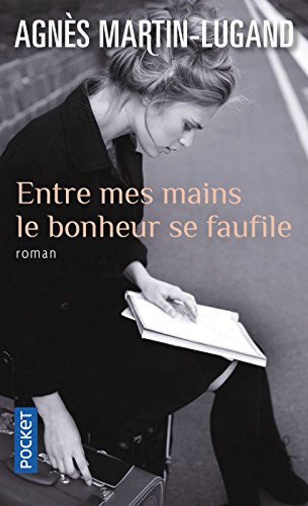 Cover Art for 9782266255127, Entre Mes Mains Le Bonheur Se Faufile by Agnes Martin-Lugand