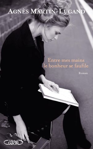Cover Art for 9782749923666, Entre mes mains le bonheur se faufile by Agnes Martin-lugand