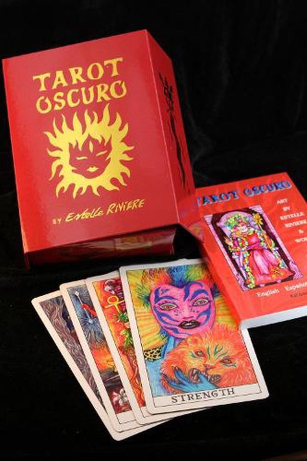 Cover Art for 9780957627581, Tarot Oscuro: English, Spanish, French Version by Estelle Riviere, Maria Moraru