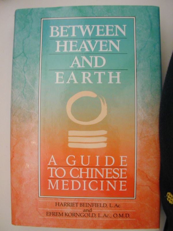 Cover Art for 9780345359438, Between Heaven and Earth: A Guide to Chinese Medicine by Harriet Beinfield, Efrem Korngold
