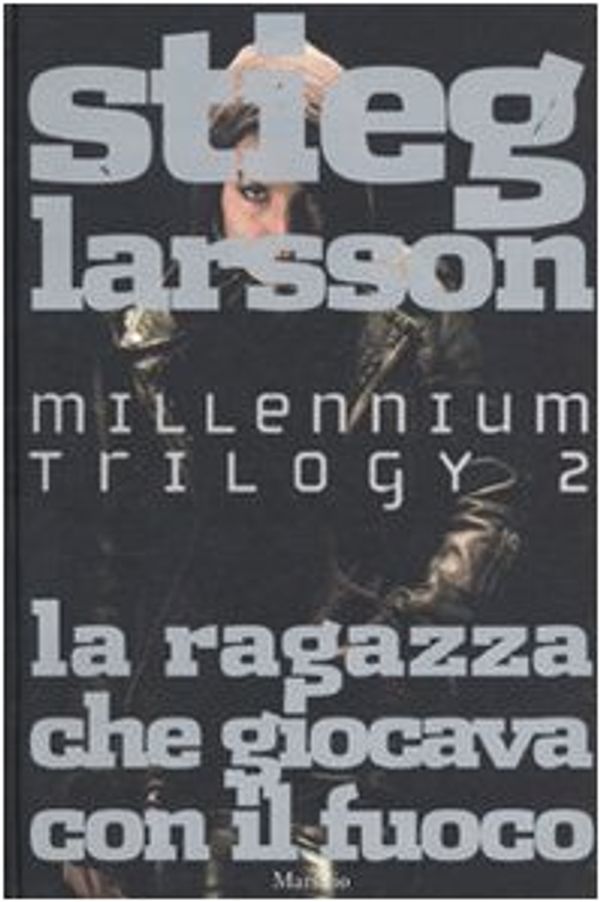 Cover Art for 9788831798648, La ragazza che giocava con il fuoco. Millennium trilogy by Stieg Larsson