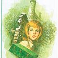 Cover Art for 9780448095226, Nancy Drew 22: The Clue in the Crumbling Wall by Carolyn Keene