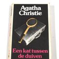 Cover Art for 9789024544455, Een kat tussen de duiven (Poema Christie) by Agatha Christie