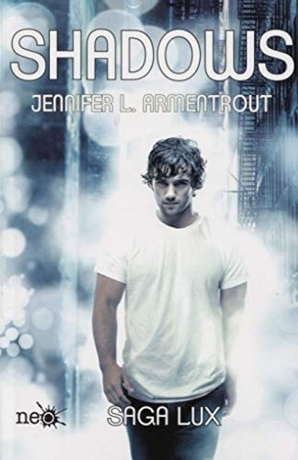 Cover Art for 9786077480013, Shadows by Jennifer L. Armentrout