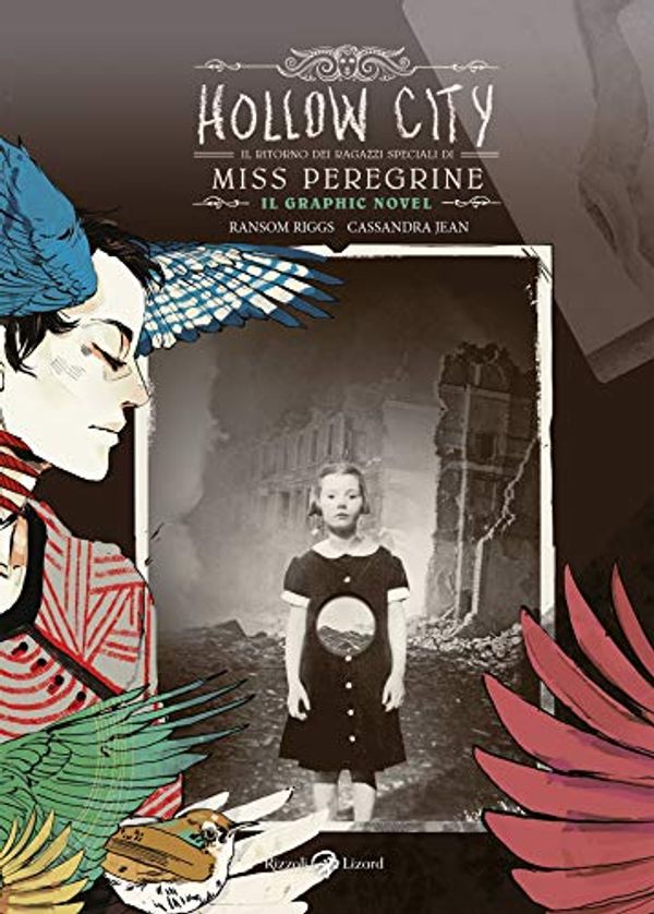 Cover Art for B07P9X3PJ3, Hollow City. Il ritorno dei ragazzi speciali di Miss Peregrine. Il graphic novel (Italian Edition) by Ransom Riggs, Jean Cassandra