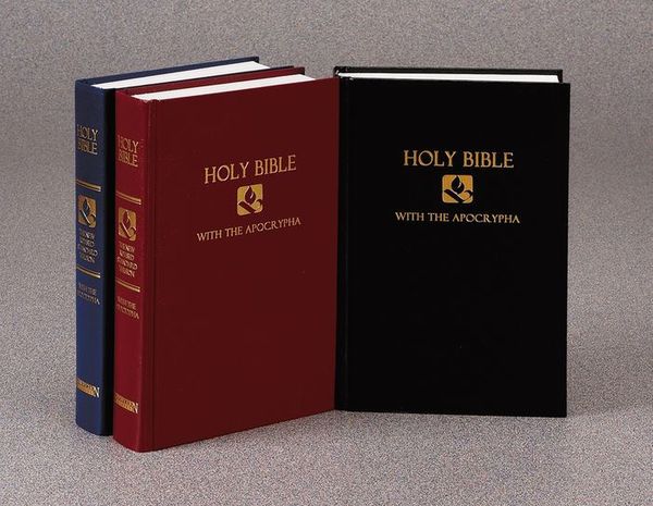 Cover Art for 9781565637399, Pew Bible-NRSV-Apocrypha by Hendrickson Publishers