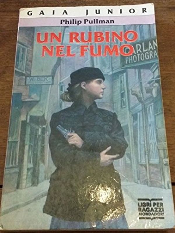 Cover Art for 9788804334866, Un rubino nel fumo by Philip Pullman